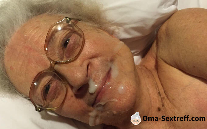 Alte Frau sucht Sex in Mülheim am Main. Die Oma lässt sich gerne Sperma aufs Gesicht abspritzen.