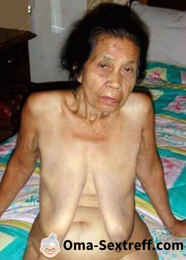 Asiatische Uroma mit extrem alten langen Hängebrüsten im Altersheim ficken