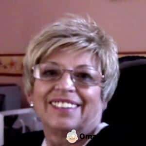 Oma fistet und lässt sich selbst mit der Faust ficken